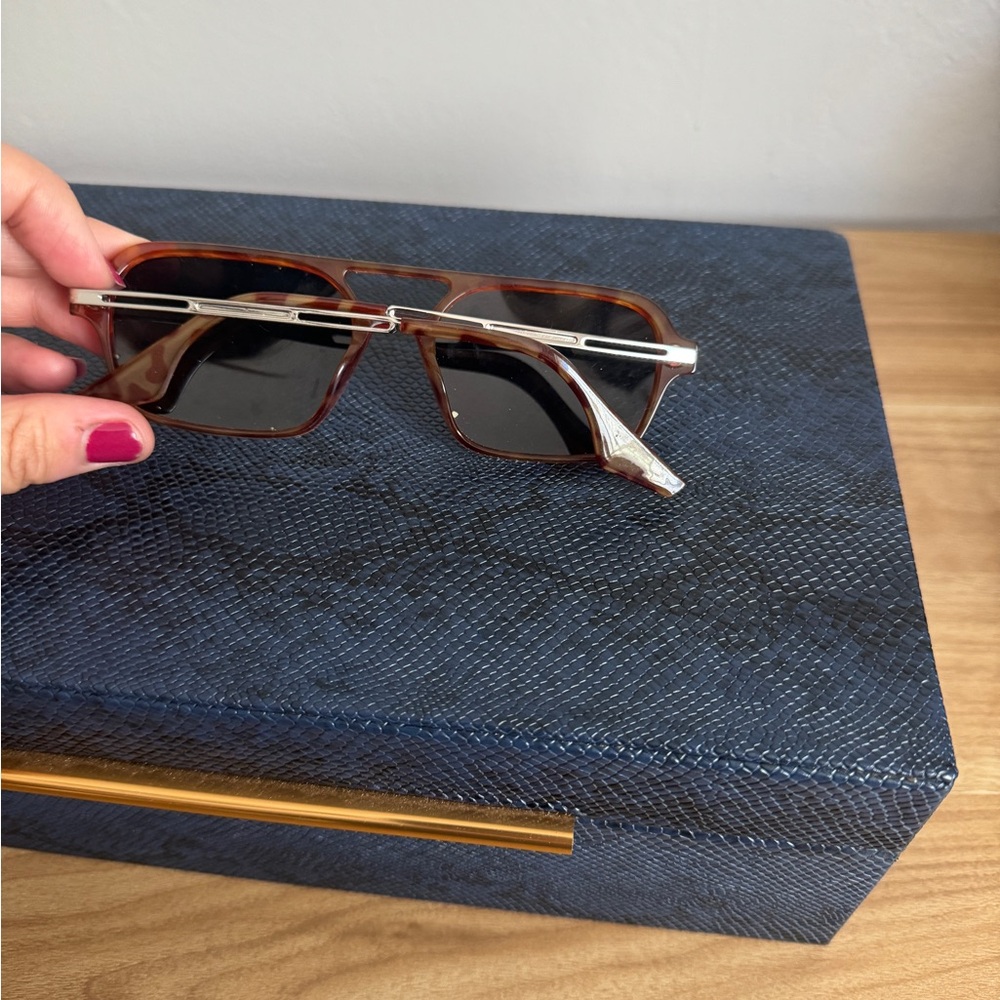 Tortoise shell oval sunglasses - Picture 9 of 10